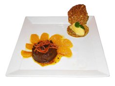 Chocoladeflan, mandarijn &amp; passievruchtsorbet